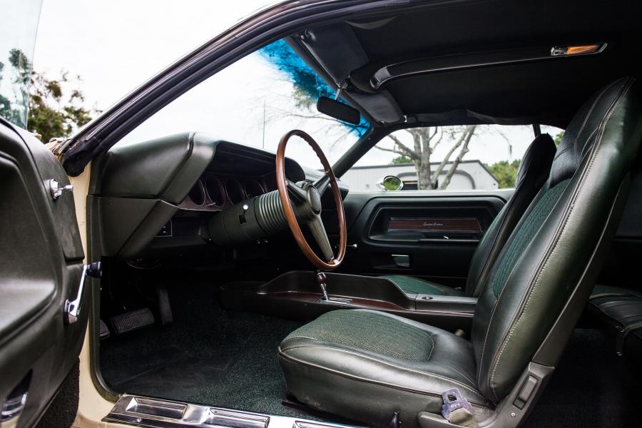 Интерьер Dodge Challenger R/T SE 440 Six Pack Formal Hardtop 1970 года  (фото 21 из 24)
